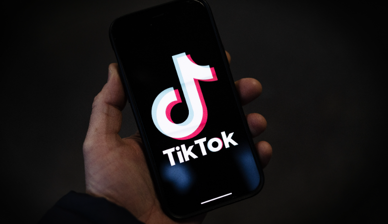 Logo TikTok sur un écran de smartphone